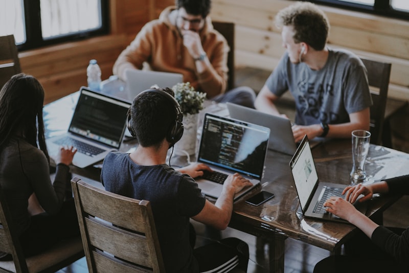 Raqamli Qurilma team collaborating on AI projects
